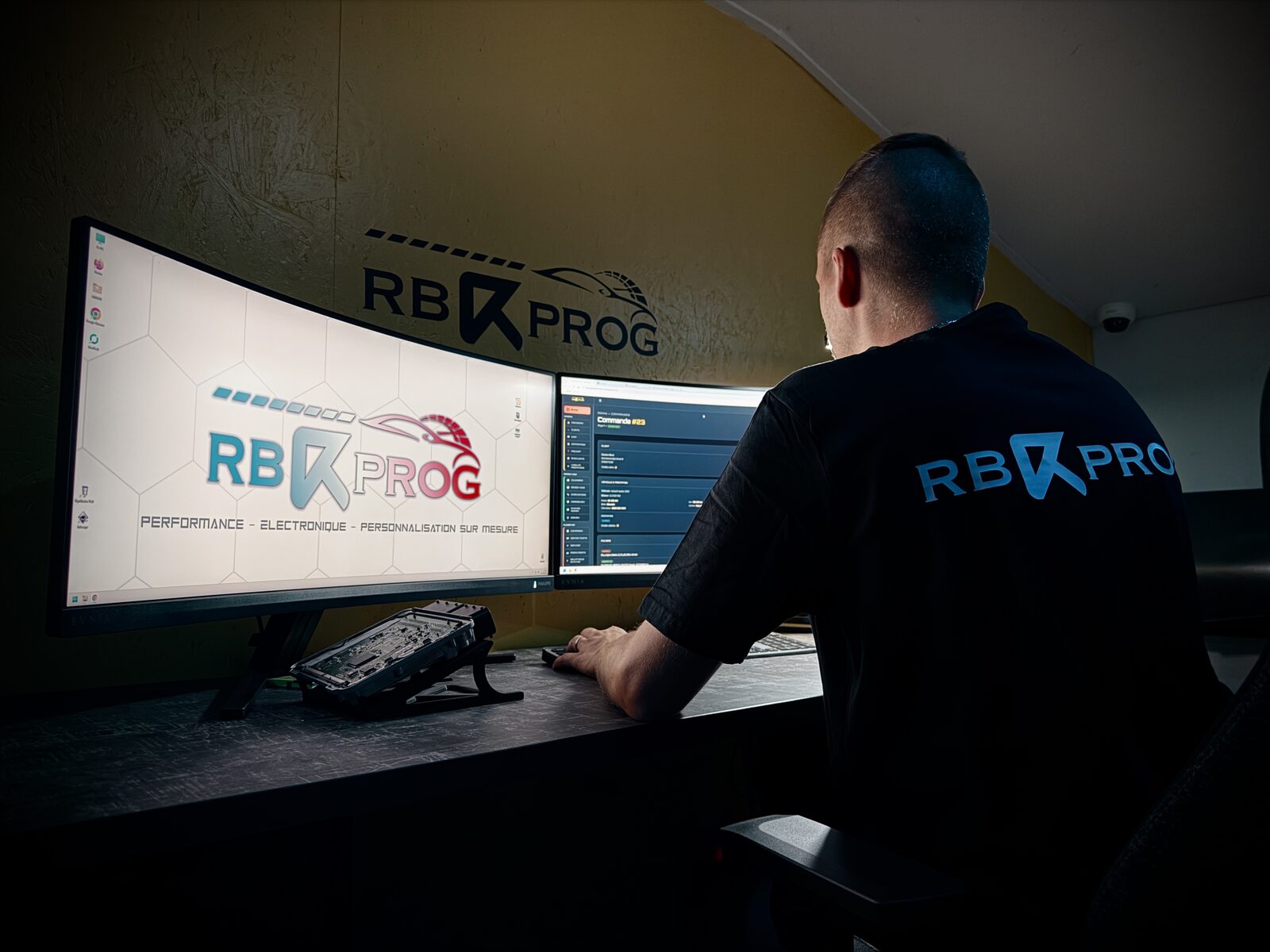 Ronan, fondateur de RBPROG, au poste de travail